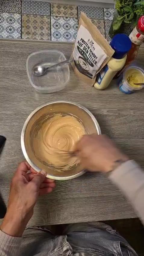 Eden Dip & Sauce Base wird eingerührt und zu einer cremigen Sauce